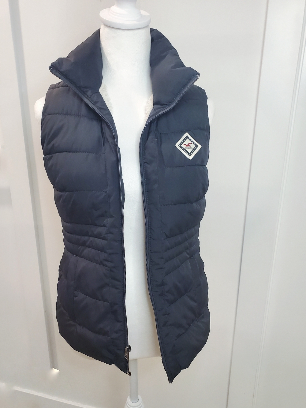 Hollister Sherpa Lined Puffer Vest - Black With Pacific Coast Logo - Picture 3 of 7
